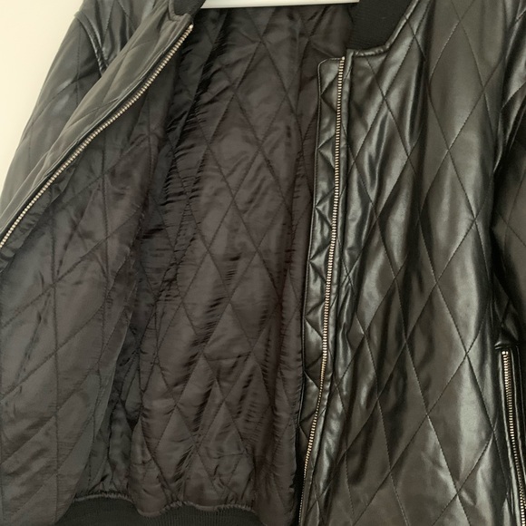 Aritzia Quilted Bomber ๐ค - Picture 4 of 5